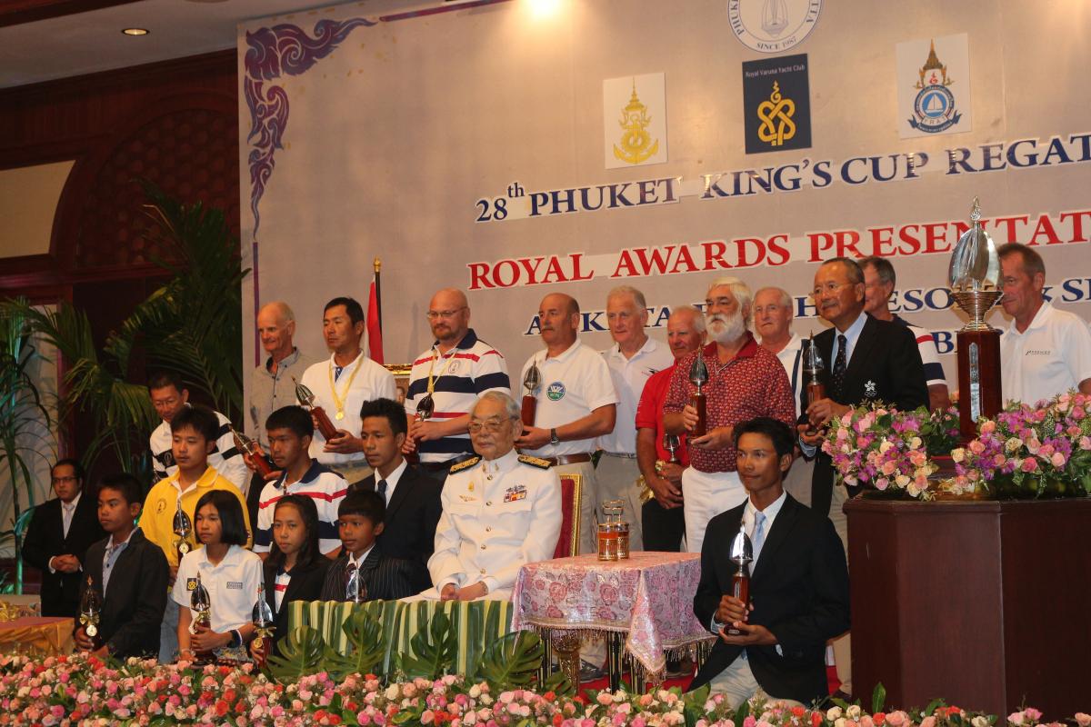 Адмирал Тайланда, вручает призы в Kings Cup Regatta Адмирал Тайланда, вручает призы в Kings Cup Regatta